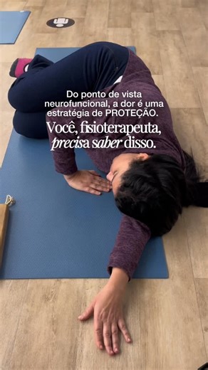 Patricia Lacombe | Método Ginástica Holística on Instagram: "A dor raramente é apenas um sinal de dano local. Quando o corpo percebe instabilidade, desorganização do movimento ou excesso de demanda, o sistema nervoso aumenta a sensibilidade como forma de defesa. Na Ginástica Holística, a abordagem não é “silenciar” a dor, mas compreender: ✔ quais padrões estão sobrecarregando o sistema? ✔ onde o movimento perdeu eficiência? ✔ como reorganizar o gesto para reduzir ameaça? Ao restaurar coordenação