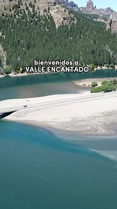 IMPERDIBLE a una hora de 📍Bariloche: VALLE ENCANTADO ✨ ‼️ Guarden este reel si quieren ver paisajes de película en su viaje a la Patagonia 🤩 @ con quién irías. ¿conocían este lugar? Pueden elegir un lugarcito del río e ir a pasar el día | Pasaje en Mano