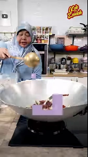 Ayam Siam Wangi #jommasakngankakzaidah ep885 Bahan-bahannya: 1 ekor ayam 1 biji bawang besar 8 ulas bawang putih ½ inci halia 1 st kunyit serbuk 8 biji lada kering ½ inci lengkuas 3 batang akar ketumbar 2 sm rempah sop 2 btg serai 1 sm sos ikan 2 sm sos tiram 100ml santan Air limau nipis Garam Selamat mencuba!❤️ | Zaidah Ibrahim