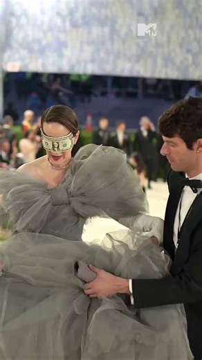 Actriz multimillonaria acude a la Met Gala, evento para multimillonarios que cuesta 100mil la entrada, con un billete de un dolar cubriéndole los ojos...... para criticar al capitalismo y a los multimillonarios de elite.Viven en una nube de flatulencias. Y de pedos.
