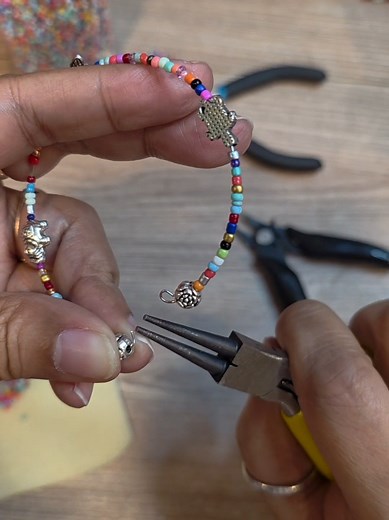 Make a Memory Wire Seed Bead Bracelet: Easy DIY Guide