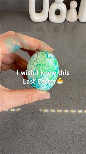 A fun and easy Easter egg decorating idea to do with kids #easter #momhack #eastereggs #lifehack