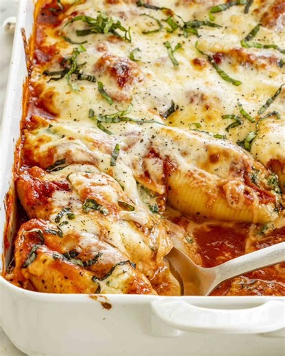 🍝 Giant pasta shells stuffed with creamy ricotta, smothered in sauce, and baked until bubbly perfection. Recipe link in comments 👇 | JoCooks