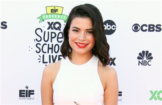 Miranda Cosgrove stuffed her bra on the set of 'iCarly'