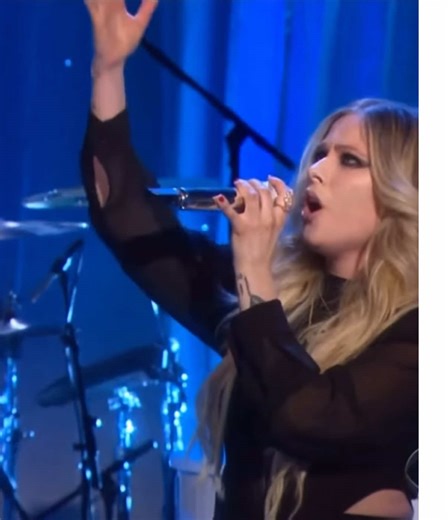 “GOD keep my head above water, save me”. thee most underrated avril lavigne’s lead single ‘Head Above Water’. her come back after 5 years hiatus due a battle with chronic lyme disease. so inspiring and admirable. 🥺👏🏻 #avrillavigne #headabovewater #vocals #vocalsonly #music
