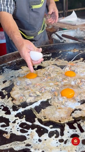 Duck Egg Mussel Pancake, Crisp Outside and Soft Inside at Lopburi Walking Street 🦪🔥