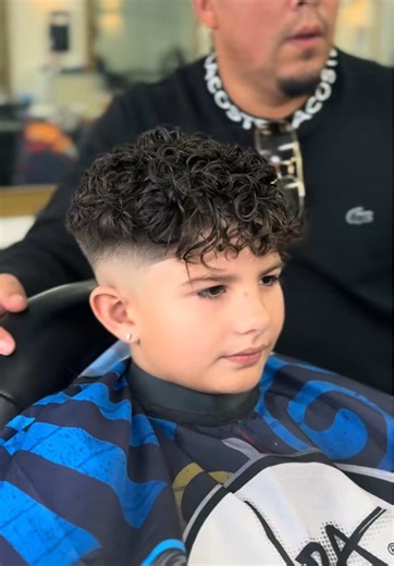 ✨ ANTES ➡️ DESPUÉS ✨ Mira esta transformación 👀👇 Muchos padres nos preguntan: ¿qué es una permanente (perm) y cómo funciona en niños? Aquí te lo explicamos de forma simple 👇 El permanente es un proceso profesional que crea rizos o ondas duraderas en el cabello. Utilizamos productos especiales que trabajan la forma del cabello sin dañarlo, siempre adaptados al tipo de pelo y a la edad del niño. El resultado: ✔️ Rizos definidos ✔️ Más volumen ✔️ Un look moderno y fácil de peinar 💈 En nuestra b