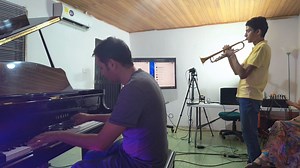 Luis Ángel intentando tocar la trompeta después de varios años. Faltaba aceite para el instrumento, pero disfrutamos el momento. Pronto vendrán sorpresas! Feliz resto de Sábado | Alabanza Perfecta