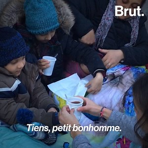 Choqués par l'indifférence des Parisiens face aux personnes sans-abri, ces étudiants ont créé une association qui distribue des produits de première nécessité aux SDF. Brut les a suivis... | Brut