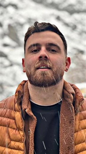 20minutos on Instagram: "Erfan Soltani, el manifestante iraní de 26 años que podría ser ejecutado por ahorcamiento Fue arrestado en su domicilio el pasado 8 de enero tras participar en las protestas de su localidad. Según fuentes de IranWire, Soltani habría sido condenado por “librar la guerra contra Dios”, un delito que en Irán se castiga con la pena de muerte. Organizaciones de derechos humanos afirman que su único “delito” fue corear consignas exigiendo libertad #erfansoltani #irán #derechosh