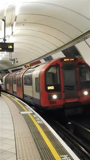 Central Line 1992 stock train at Bank