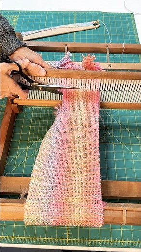 The satisfying process of hand weaving revealed #weaving #diy #textile