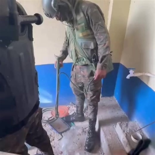 🚨🇬🇹 EJÉRCITO UTILIZA DETECTOR DE METALES DURANTE REQUISA EN CENTRO CARCELARIO RENOVACIÓN I. En el marco del estado de prevención decretado por el Gobierno de Guatemala, el Ejército de Guatemala, en coordinación con fuerzas de seguridad civil, realiza una requisa en el Centro de Detención de Máxima Seguridad para Hombres Renovación I. Durante el operativo, el personal militar utiliza detectores de metales como parte de las acciones para localizar objetos ilícitos y reforzar los controles de se
