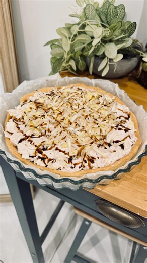 Une recette originale avec de l’endive ✨ - 1 pâte brisée déjà cuite (vidéo d’hier ✨) - 200gr de st moret - 140gr de thon égoutté ( 1 boîte ) - 3 endives pour la farce 1 pour le dessus - sel poivre - crème balsamique À dresser au moment de déguster ✨ #stmoret #petitnavire #thon #tartesalee #tartethon #endives | Kyria Nichelatti