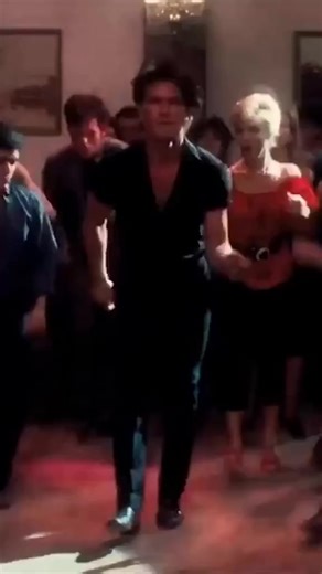 🎬 Dirty Dancing - 1987 En la escena final de Dirty Dancing, el salto icónico de Baby fue grabado recién al final del rodaje porque Jennifer Grey tenía muchísimo miedo de hacerlo. Y sí: el grito de sorpresa que se escucha fue totalmente real. #lobsterfans #dirtydancing #jennifergrey #patrickswayze