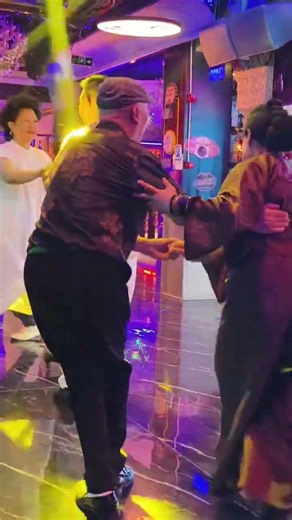 Master the Art of Jitba Dance with Huang Jie & Hao Ge - Never Waste a Day