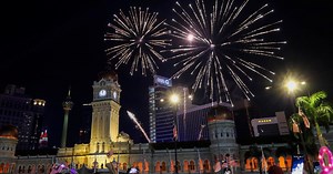 Laungan Merdeka, percikan bunga api, forum agama mengisi Sambutan Ambang Hari Kebangsaan | Berita Harian