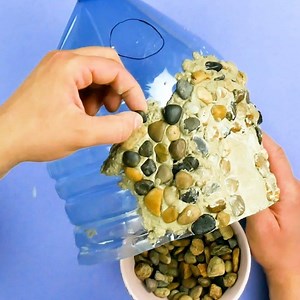 839K views · 352 reactions |  Retrouvez encore plus d'astuces dans notre livre : https://www.amazon.fr/dp/3982168821/ Une bouteille en plastique devient un véritable bijou pour les yeux ! ♻ Pour les instructions, c'est par ici : https://youtu.be/1fA-tJrSVgw Sauvegarder sur Pinterest : https://bit.ly/2mKYl6O | L'astucerie | Facebook