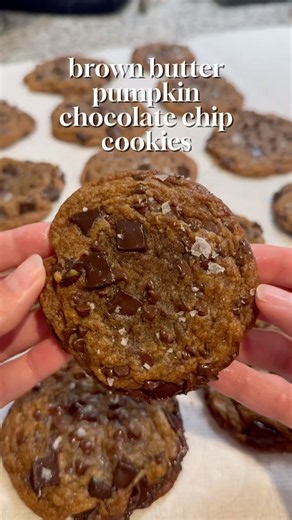 Brown Butter Pumpkin Chocolate Chip Cookies! #pumpkincookies #chocolatechipcookies
