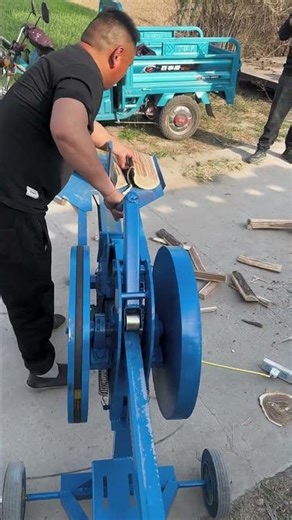 No wood-splitting gadget needed! #woodsplitter #ruralwoodsplitter #farmers'helper