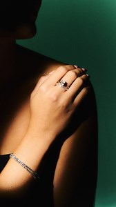 Vores 𝐁𝐥𝐚𝐜𝐤 𝐖𝐞𝐞𝐤-tilbud gælder også på hele vores Diamond Collection! Få 25% rabat på alle vores eksklusive diamantsmykker med lab-grown diamanter i høj kvalitet. ♡ Du kan udforske vores Diamond Collection her: https://sisicph.dk/pages/diamond | Sisi Copenhagen