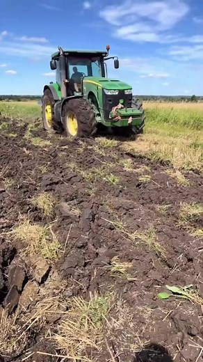 113K views · 944 reactions | JOHN DEERE TRACTOR PLOWING 8 THE FIELD WITH A GIANT PLOW #bigtractorpower #tracteur #agriculture #agro #tractor #farmequipment #farming | lesio | Facebook