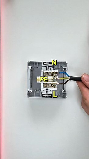 The PRO Way to Wire an Outlet! ⚡
