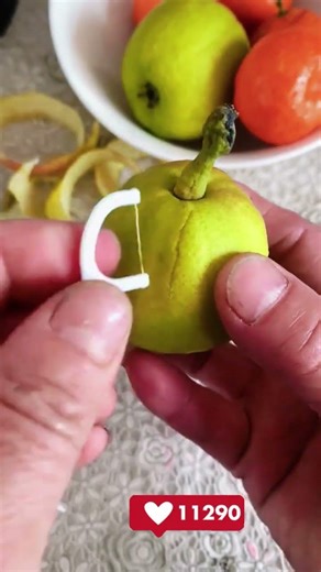 Dental Floss Fruit Peeling Hack: Slice Like a Pro! 🧵🍓