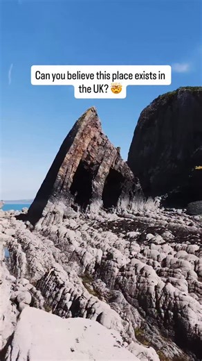 @go.argus exploring the otherworldly Blackchurch Rock on Devon’s wild Hartland coast 🌊🪨 Carved by centuries of waves and wind, this dramatic sea arch looks like something out of a fantasy film, rising sharply from a beach of smooth pebbles and layered cliffs. When the tide’s out, you can walk right up to it and feel just how huge and powerful it really is. It’s remote, rugged, and completely unforgettable. 📍 Where: Mouthmill Bay, near Clovelly, Devon 🚶‍♂️ Walk info: Around 1 mile from the Na