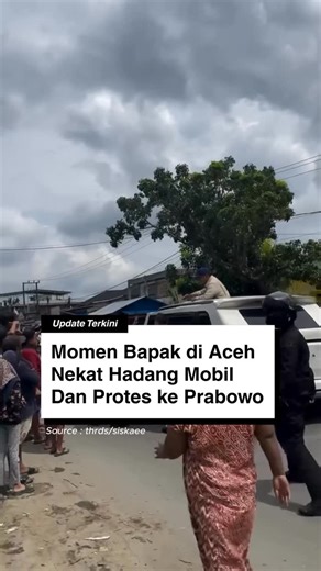 HALO UPDATEID on Instagram: "Sebuah video viral memperlihatkan seorang pria lanjut usia mengadang mobil iring-iringan Presiden Prabowo Subianto saat kunjungan kerja ke Kabupaten Langkat, Sumatra Utara, Sabtu (13/12/2025), untuk menyampaikan keluhan sebagai korban banjir dan menyoroti kinerja aparatur setempat. Meski sempat diamankan oleh Paspampres, pria tersebut kemudian diizinkan mendekat dan berdialog langsung dengan Prabowo, yang tampak mendengarkan aspirasinya secara serius. Usai kejadian i