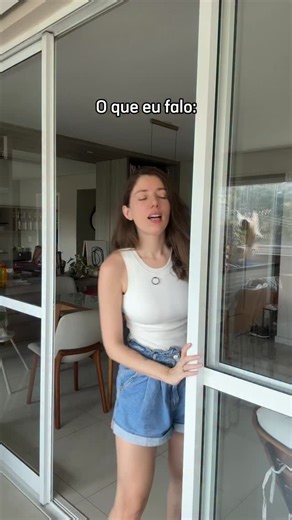 Raíra Venturieri on Instagram: "Relembrando esse clássico porque tenho visto All Her Fault e o tema da sobrecarga materna não sai da minha cabeça 😬 Vamos falar sobre isso? Quando postei esse vídeo a primeira vez lembro que fiquei chocada com a quantidade de mulheres que se identificou - um vídeo que eu, na minha inocência, achei que fosse caricato, um exagero. E que bom que temos espaço na internet (e no cinema, nos streamings) pra dar luz a um assunto que sempre foi tão normalizado dentro das