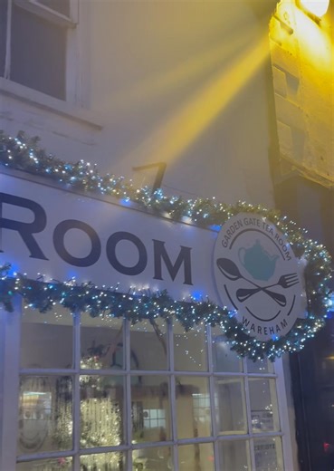 🎄 𝐅𝐢𝐫𝐬𝐭 𝐥𝐨𝐭 𝐨𝐟 𝐥𝐢𝐠𝐡𝐭𝐬 𝐠𝐨𝐢𝐧𝐠 𝐮𝐩… 🎅 💡 | Garden Gate Tea Room