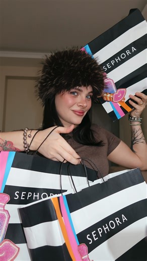 Aslı Güler Kılıçaslan on Instagram: "Ben şöyle bi @sephoraturkiye ye uğrayıp geleceğim🛍️ Sana da bir şeyler kapacağım ama geç kalacağım hahahahaah geldim geldim geç oldu güç olmadı diyerek alışverişime beraber bakıyoruz✨ @chloe yeni kokusuna bayıldım❤️ @charlottetilbury çok övülen ürünlerini meraktan aldım🌸 @soldejaneiro nun yeni setini sana kaptım🎁 @hudabeauty yeni lansman ürününü merak edip aldım🤍 @summerfridays allık💕 @kosas markasını ilk defa deneyimlemek için aldım🧡 Ve tester paketini