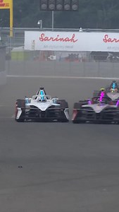 CONTACT FOR THE LEADERS 😱 Nyck de Vries receives a 10 second penalty for his collision with Jake Dennis as they fight for the lead! #JakartaEPrix #FormulaE #Motorsport #Racing | ABB Formula E