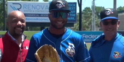 Shuckers outfielder Chourio presented with 2022 Rawlings Gold Glove Award