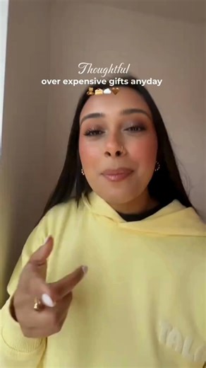 Imagine receiving a card that not only has a heartfelt message, but also a delicious cake inside! It's like getting a surprise party in your mailbox. It's the perfect combination!🍰💌💘😆 | MailBakes