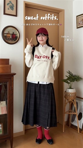 おはな on Instagram: "スウェットコーデ4つ!!!✍🏻🇬🇧👧🏻 ⁡ どれもお気に入りだけど、 皆が見て良かったコーデぜひ教えて ✌🏻 ⁡ 👦🏻がデザインしたスウェット可愛いさすが 。 ⁡ 📌01 ネイビースウェット: @champion_japan ⁡リバースウィーブ(R) クルーネックスウェットシャツ 📌02 赤ロゴスウェット: @unfolk.jp ⁡-80 “DAYOFF”loose embroidery sweat 📌03 赤スウェット: @gymphlex ⁡プルオーバースウェット 📌04 グレースウェット: @unfolk.jp -80 "DAYOFF"loose embroidery sweat"