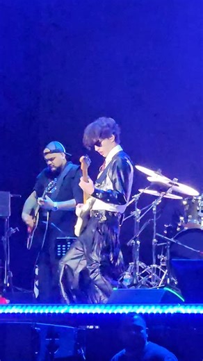 Канат Айтбаев on Instagram: ""Інісі бардың тынысы бар" - көкесінің сәл тыныстауына мүмкіндік жасап, сахнада Мансур да өнер көрсетті."