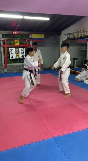 El Karate es uno de los deportes más completos física y mentalmente para los niños, además de lo útil que es como método de defensa personal. . #karate #kumite #kumiteniños #karatemedellin #karateparaniños #ickt