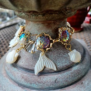 Bracelet à breloques sirène : ton doré, écailles irisées, 14 breloques océan - Etsy France