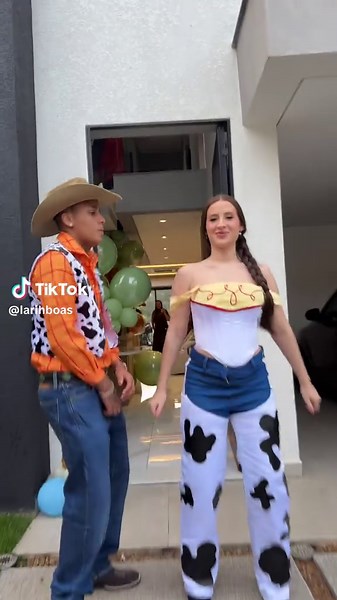Vídeo de Larih Boas (@larihboas) relacionado a jessie e buzz