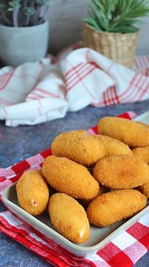 Receta de CROQUETAS DE JAMÓN Y HUEVO.INGREDIENTES:100 gr mantequilla40 gr aceite1 cebolla grande120 gr jamón serrano100 gr harina1 l leche2 huevos durosSal, pimienta y nuez moscada. ELABORACIÓN:1. Pon en una sartén la mantequilla y el aceite y cuando esté derretida añade la cebolla muy picada. Deja pochar hasta que empiece a dorarse y añade el jamón, pasados 2 minutos incorpora la harina y mezcla bien para que se tueste.2. Añade la leche en 2 o 3 pasos y mezcla bien con la varilla para que no qu