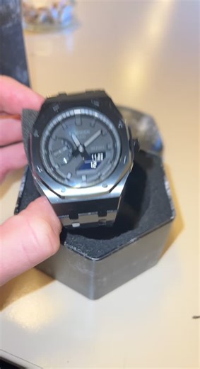 Creation de montre G-Shock personnalisée. Modèle métal full black. Choix de coloris et commande sur notre insta @gshockgeneva #gshock #geneva #geneve #watch #casio #highquality