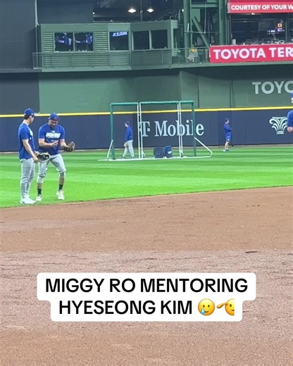 Miguel Rojas is spending a lot of time with Hyeseong Kim on the field today. Kim has a lot of potential and we could see Rojas continuing to work with him on the Dodgers in a different role after his playing days are fire 💙