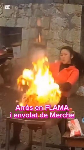 Ana Muñoz Arastell on Instagram: "Cada ú fa l'arròs com vol. Merche té la seua propia técnica en la que se mescla wuan va ser monaguilla en Santiago de Compostela, quan va ser acròbata del Circo del Sol o ajudant de Vicky en @vickyarrels És tit molt loco... pense seriosament que Merche pa passar per la ruta fa 30 anys i s'ha quedat en bucle, en la música i en altres coses. Tens algun conegut que fa arrosos aixina "de vistosos" ??? #latiavisantica #latieta #humorvalencià #arròs #arrozconcosas #pa