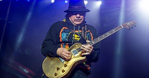 Carlos Santana pospone seis conciertos para proteger su salud tras desmayo