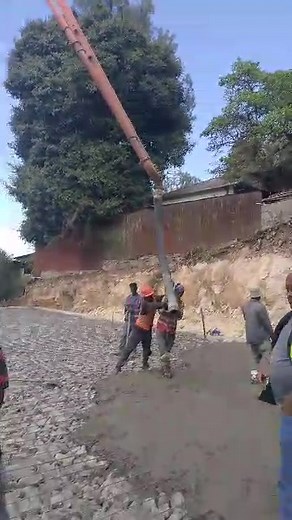 ማክሰኞ ህዳር 9 2018 ፈልውሃ ተውፊቅ መስጅድ የጊዜያዊ መስገጃው ስራ እየተፋጠነ ነው ። ዛሬ ከጠዋት ጀምሮ ማሽን በማስገባት የኮንክሪት ሙሌት ስራ እየተሰራ ነው። ይህ ጊዜያዊ መስጅድ አልቆ ለአገልግሎት ክፍት ሲሆን የቀድሞውን መስጅድ የማፍረስ ስራ ይቀጥላል። በዚህ ስራ ላይ የተሳተፉ ባለሙያዎችን በሙሉ እናመሰግናለን። በተመሳሳይ በጎንደር ከተማ በታጣቂዎች ተቃጥሎ የነበረው የአህመዲን(ላላ) መስጅድ ግንባታ ተጀምሮ የፋውንዴሽን ስራ ላይ እንደሚገኝ አረጋግጠናል። መጅሊሱ እና ማህበረሰቡን እናመሰግናለን ከጎናቸውም እንቆማለን ኢንሻአላህ! በተመሳሳይ የላሊበላ ጋሸና መስጅዳችን በጦርነት መሃል ሆኖ እንኳን በጠንካራ ኮሚቴዎች ብርቱ ጥረት የኮለን እና ቢም ስራዎች እየተገባደደ ይገኛል። ኮሚቴዎች ለታማኝነት እና ብርቱ ጥረታችሁ እጅግ አድርገን እናመሰግናለን። | ዲኑ ዓሊ /አቡሱመያ/