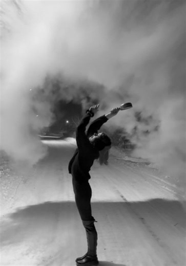 на улице-40❄️ чем ещё можно заняться правильно, экспериментировать морозы пройдут а воспоминания останется, пока это снимали чуть не отморозила себе пальцы на руках но получилось очень красиво#fyp #xyzbca #мороз