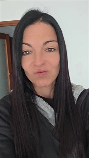 Chicas, os aviso YA porque esto es una locura y solo dura HOY hasta las 23:00. ✨ SE RELANZA LA PROMO QUE SE AGOTÓ ✨ Y vuelve aún más bonita… y más limitada. 🔥 Kit Esencial   Protección Solar por solo 123,75€ 🔥 Incluye: \t•\tLimpiador \t•\tTónico \t•\tHidratante \t•\tProtector solar Y ahora viene en las bolsas doradas y plateadas edición limitada, no en la caja normal. Perfecto para regalo, Navidad o para darte un caprichazo. 💥 La otra vez NO DURÓ NI 8 HORAS. 💥 Antes costaba muchísimo más 💥 