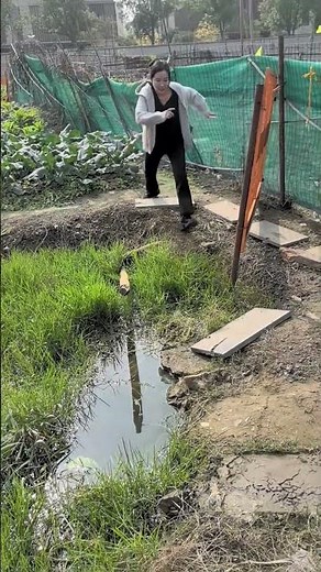 Woman slips while avoiding puddles in Zhejiang, China